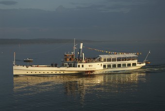 Schaufelrad Dampfer, Ausflug Schiff an der Anlegestelle, Bodden